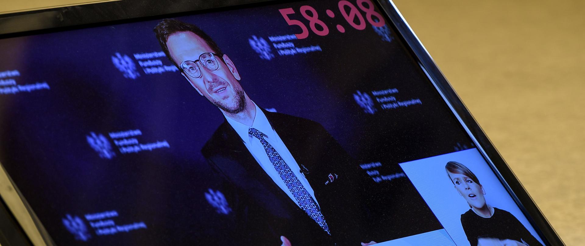 Zdjęcie Waldemara Budy na monitorze