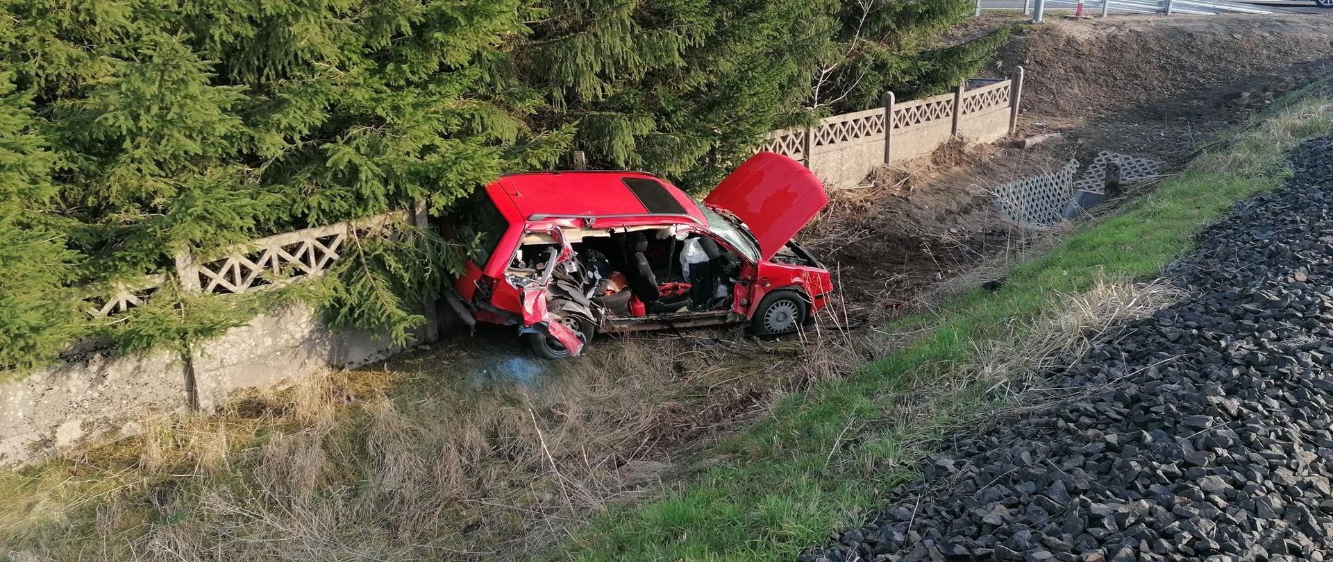 Na zdjęciu widoczny uszkodzony Golf IV