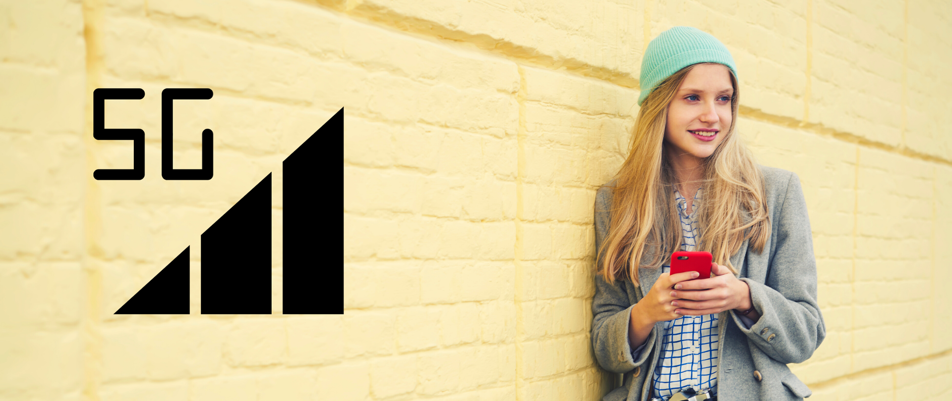 Uśmiechnięta młoda dziewczyna z telefonem