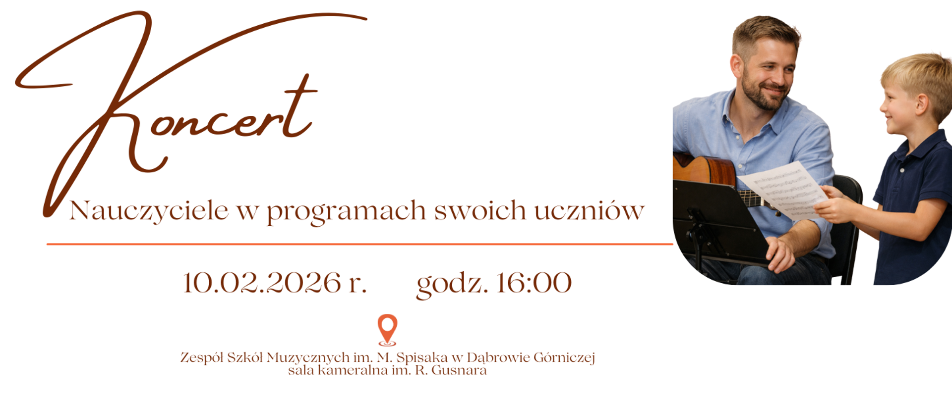 Białe tło. Z lewej strony napis: Koncert. Nauczyciele w programach swoich uczniów” Poniżej data 10.02.2026 i godzina: 16:00 wraz z lokalizacją: sala kameralna Zespołu Szkół Muzycznych im. Michała Spisaka w Dąbrowie Górniczej. w prawym górnym rogu zdjęcie przedstawiające uśmiechniętego nauczyciela gitary spoglądającego na ucznia wskazującego swoje nuty.