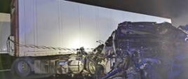 Całkowicie zniszczona kabina samochodu ciężarowego. Naczepa stoi. 
