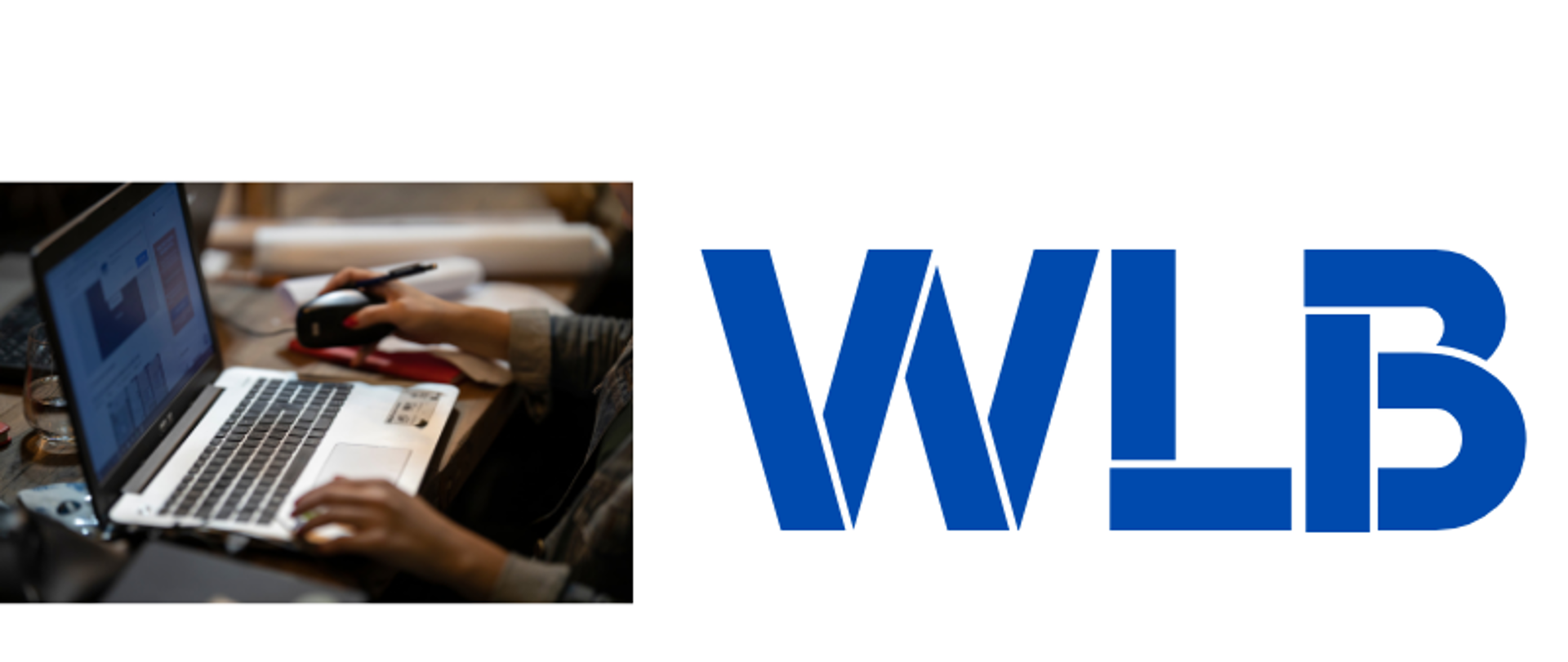 Po lewej laptop, przy którym siedzi i pracuje człowiek, po prawej napis WLB (Work-life balance)