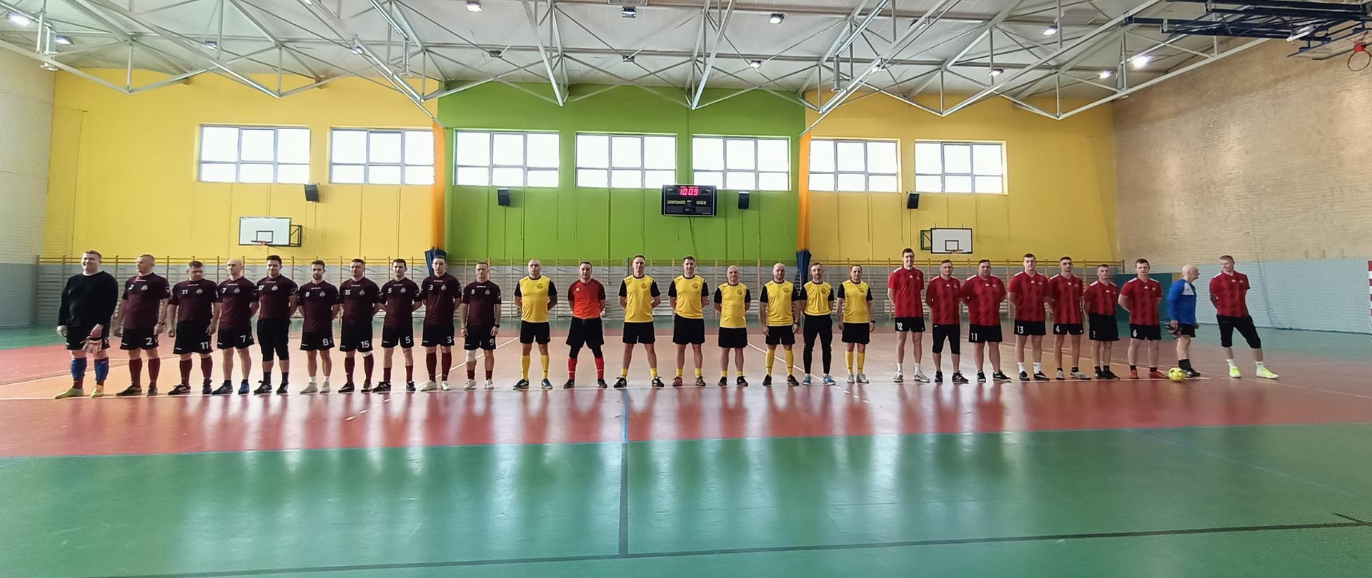 strażak w trakcie przemówienia skierowanego drużyn biorących udział w rudzie eliminacyjnej o Puchar PKW PSP w Piłce Nożnej Halowej 