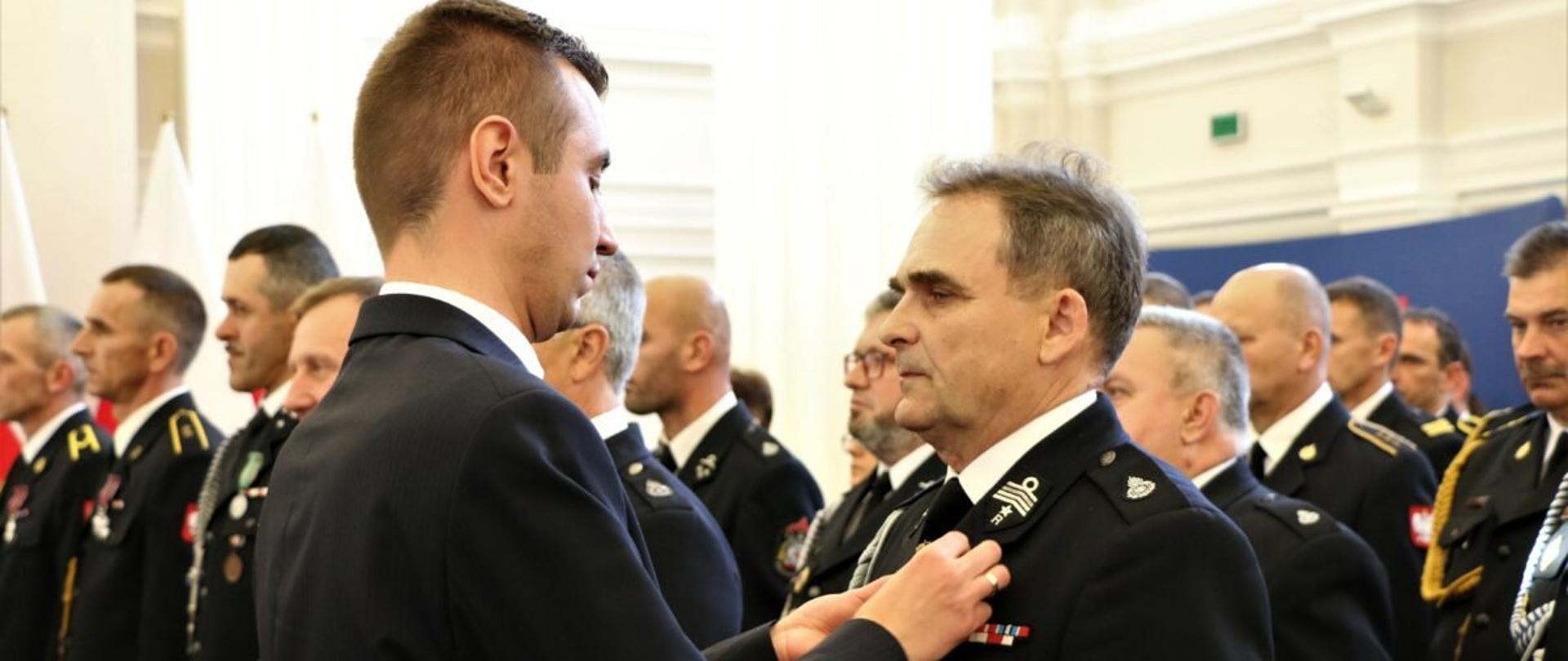 II wicewojewoda podkarpacki Radosław Wiatr wręcza odznaczenia podkarpackim strażakom