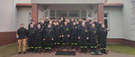 Jest to zdjęcie grupowe strażaków biorących udział w szkoleniu.