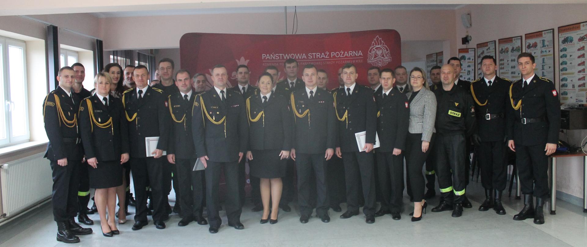 Zdjęcie przedstawia wszystkich strażaków i pracowników cywilnych podczas uroczystej zbiórki wręczenia aktów nadania wyższych stopni służbowych oraz wyróżnień