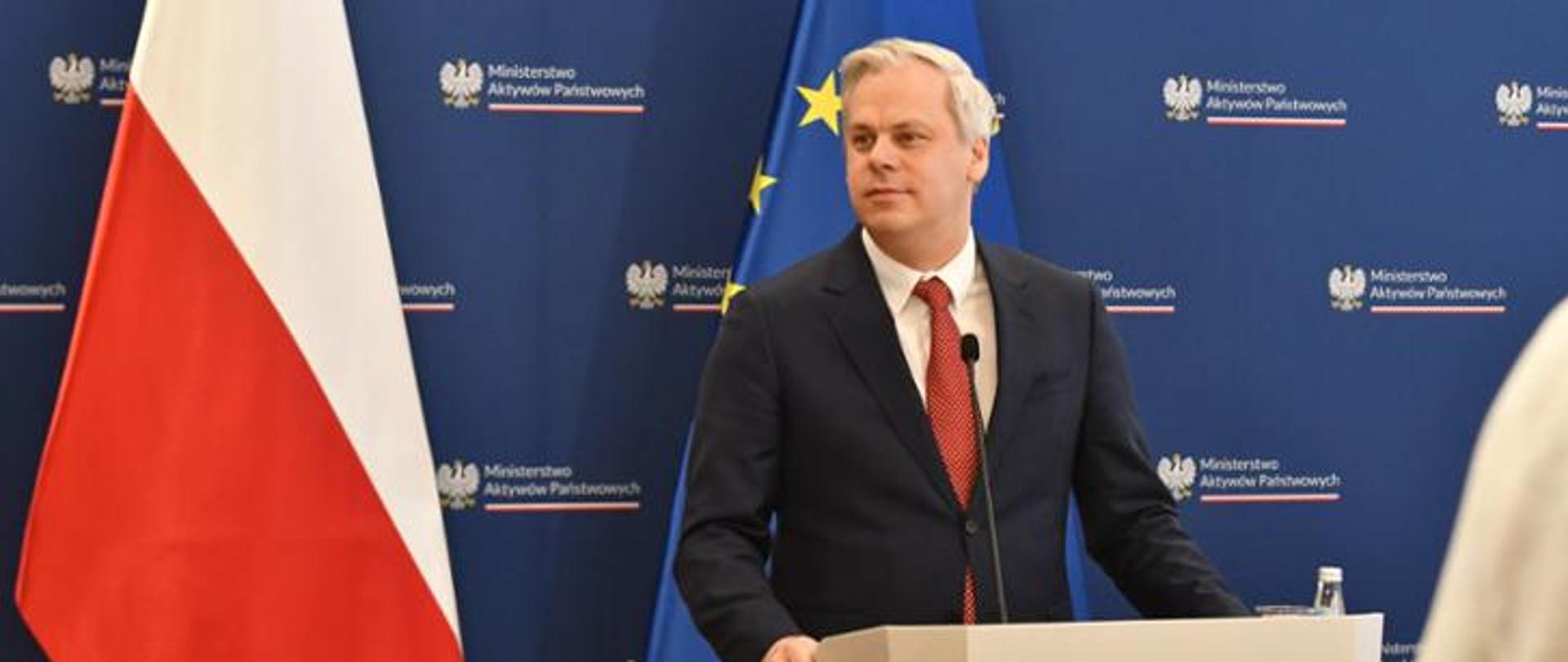 Jeden mężczyzna stojący przy mównicy i wypowiadający się