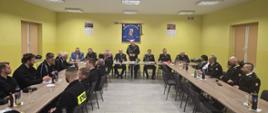 Na zdjęciu widoczni są funkcjonariusze z Ochotniczej Straży Pożarnej oraz przedstawiciel z Komendy Powiatowej Państwowej Straży Pożarnej w Ostrowcu Świętokrzyskim brygadier Paweł Jop