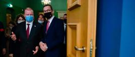 Premierzy Polski i Litwy wchodzą przez drzwi.