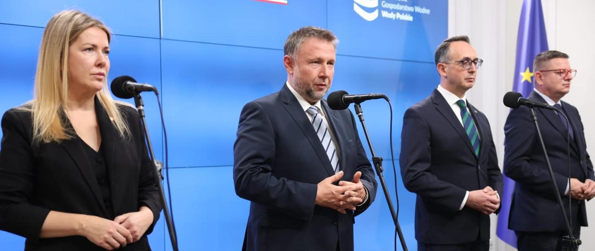 Minister Marcin Kierwiński, Minister Dariusz Klimczak oraz Wiceministra Magdalena Roguska podczas konferencji prasowej, na tle niebieskich ekranów