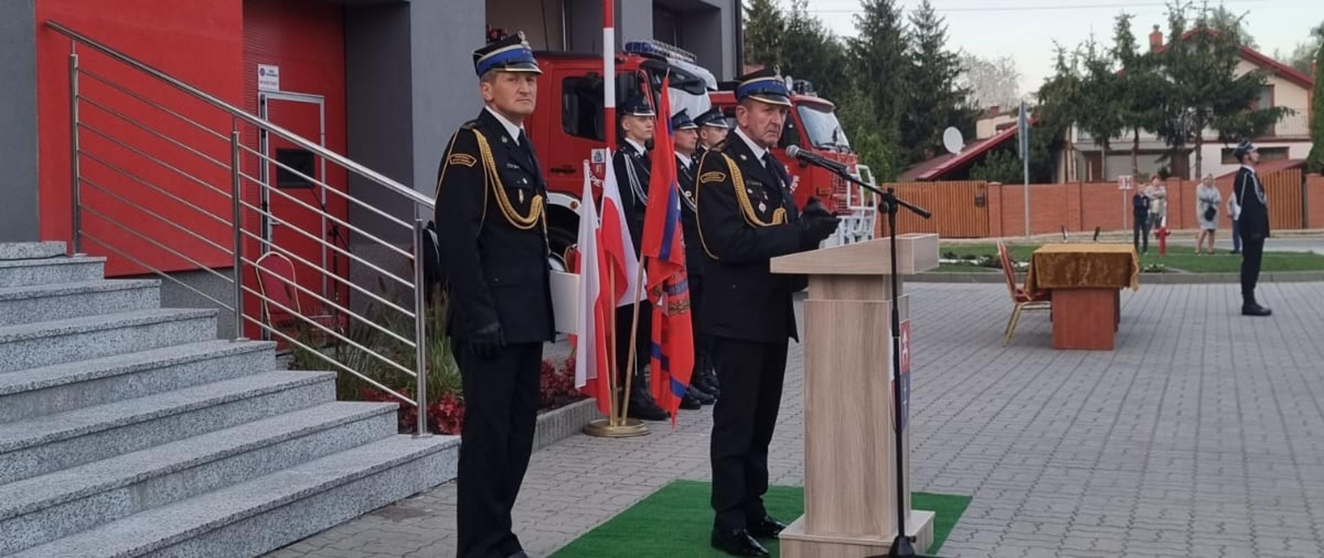 Zdjęcie przedstawia Zastępcę Świętokrzyskiego Komendanta Wojewódzkiego st. bryg. Sławomira Karwata, który zabiera głos podczas uroczystości, za nim stoi Komendant Miejski Państwowej Straży Pożarnej bryg. Mariusz Góra..