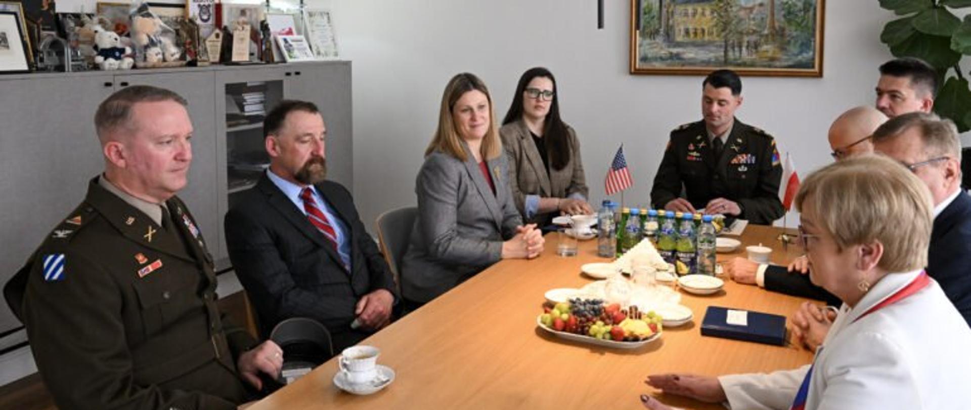 Zdjęcie przedstawia uczestników spotkania w gabinecie wojewody