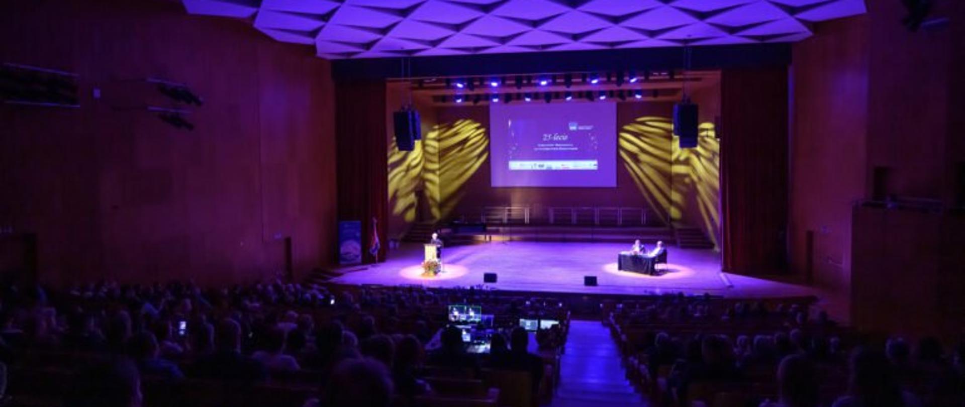 Zdjęcie przedstawia uczestników uroczystości z okazji 25-lecia kierunków medycznych na Uniwersytecie Rzeszowskim