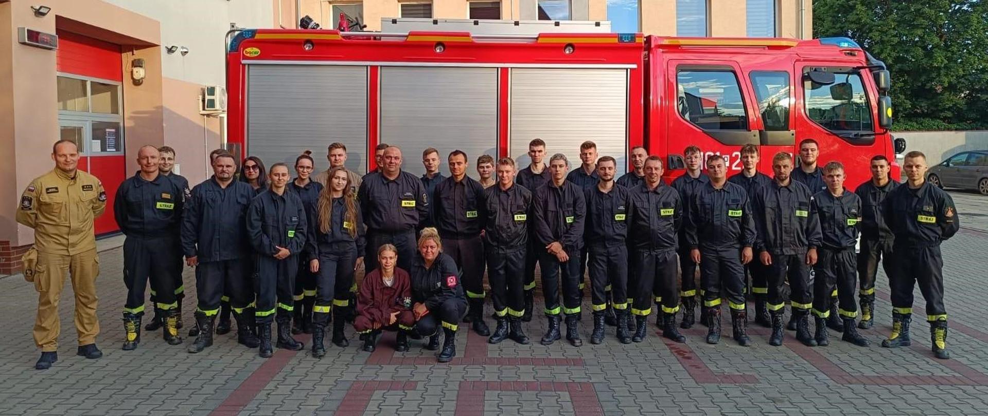 Szkolenie podstawowe OSP. Na zdjęciu widać strażaków podczas pamiątkowego zdjęcia z okazji zakończenia szkolenia podstawowego OSP.