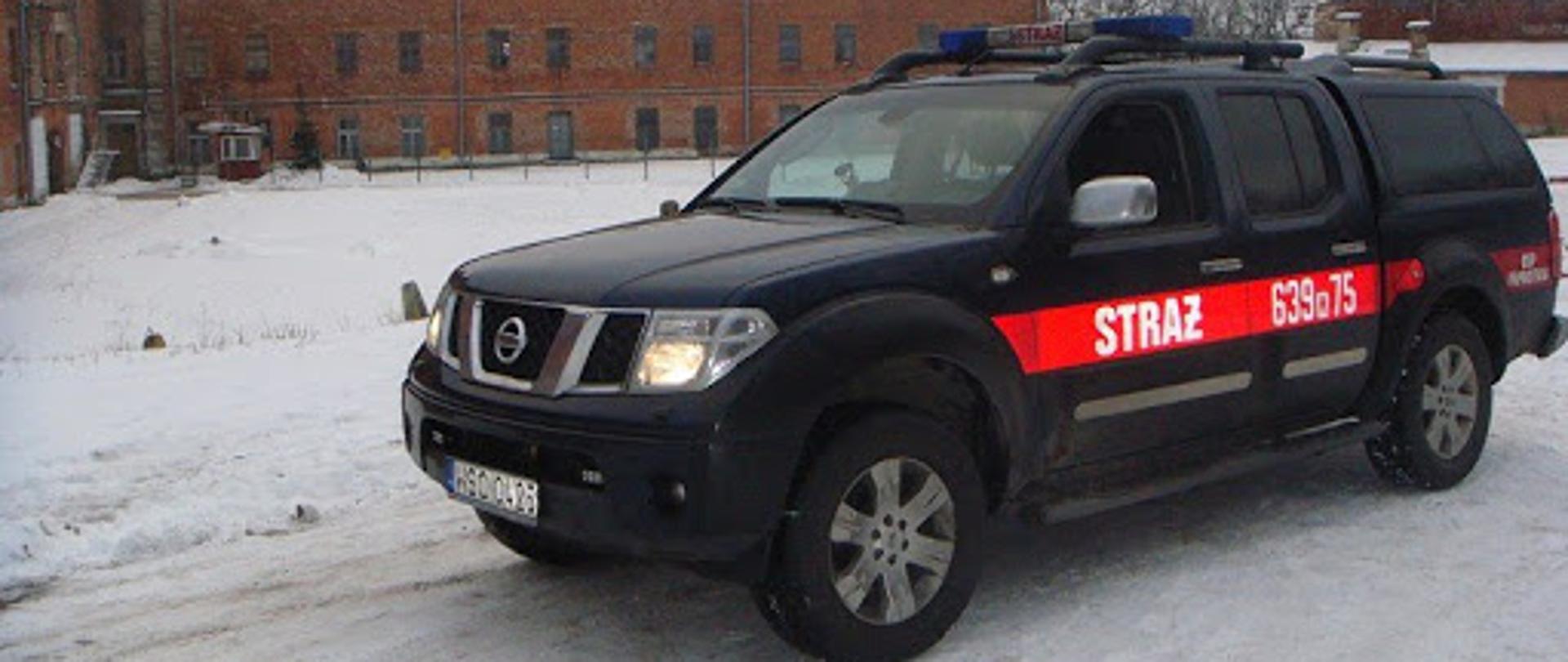Samochód Nissan Navara z Ochotniczej Straży Pożarnej w Paprotni.