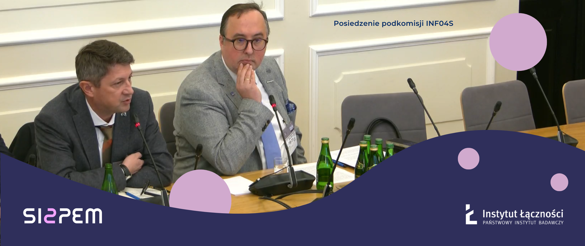 Zdjęcie przedstawia eksperta Instytutu Łączności - PIB - Marka Lipskiego (po lewej) oraz radcę prawnego z Ministerstwa Cyfryzacji - Roberto Romańskiego (po prawej) oraz logo SI2PEM oraz Instytut Łączności - PIB oraz tytuł Posiedzenie podkomisji INF04S. 
