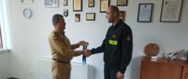 Komendant Powiatowy PSP w Grodzisku Maz. st. bryg. Krzysztof Tryniszewski skjłada gratulacje kpt. Tomaszowi Belczyk za zdobycie na European Police & Fire Games 2023 odbywających się w Hiszpanii złotego medalu 