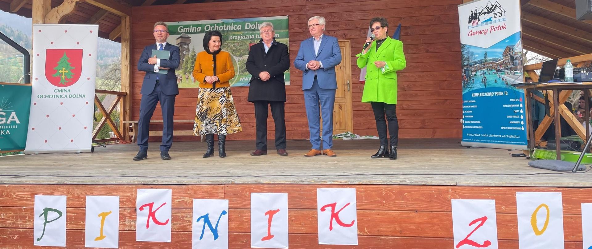 Zdjęcie prezentujące przywitanie uczestników Pikniku Ekologicznego