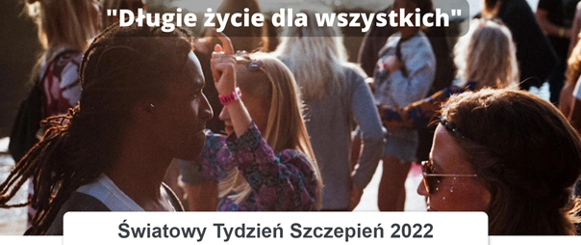Na tle grupy młodych ludzi o różnej karnacji skóry zamieszczono na górnej części zdjęcia biały napis "Długie życie dla wszystkich". W dolnej części zdjęcia na białym tle czarny napis "Światowy Tydzień Szczepień 2022"