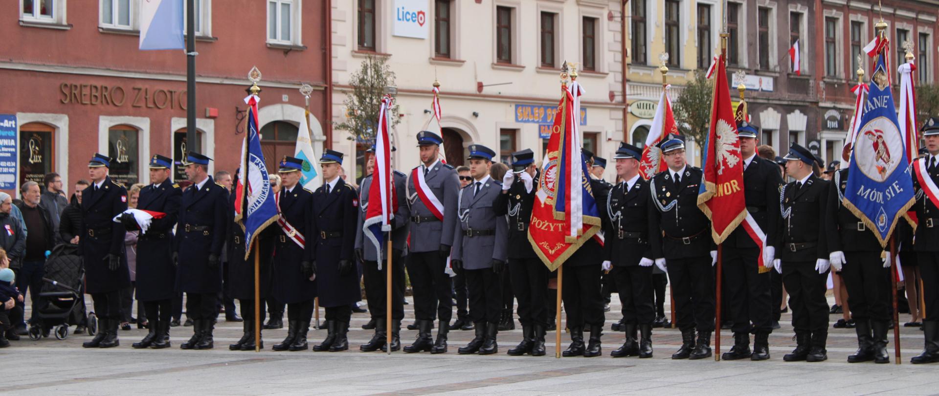 Zdjęcie przedstawia zgromadzone na rynku myślenickim osoby podczas ObchodówNarodowego Święta Niepodległości
Obchody Narodowego Święta Niepodległości