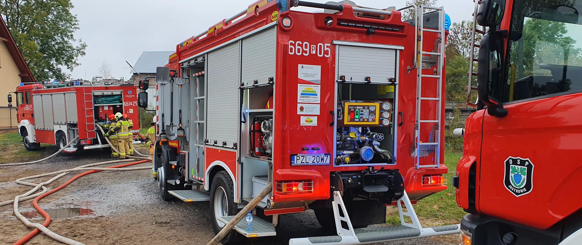 Na zdjęciu widoczne są samochody strażackie czerwone
