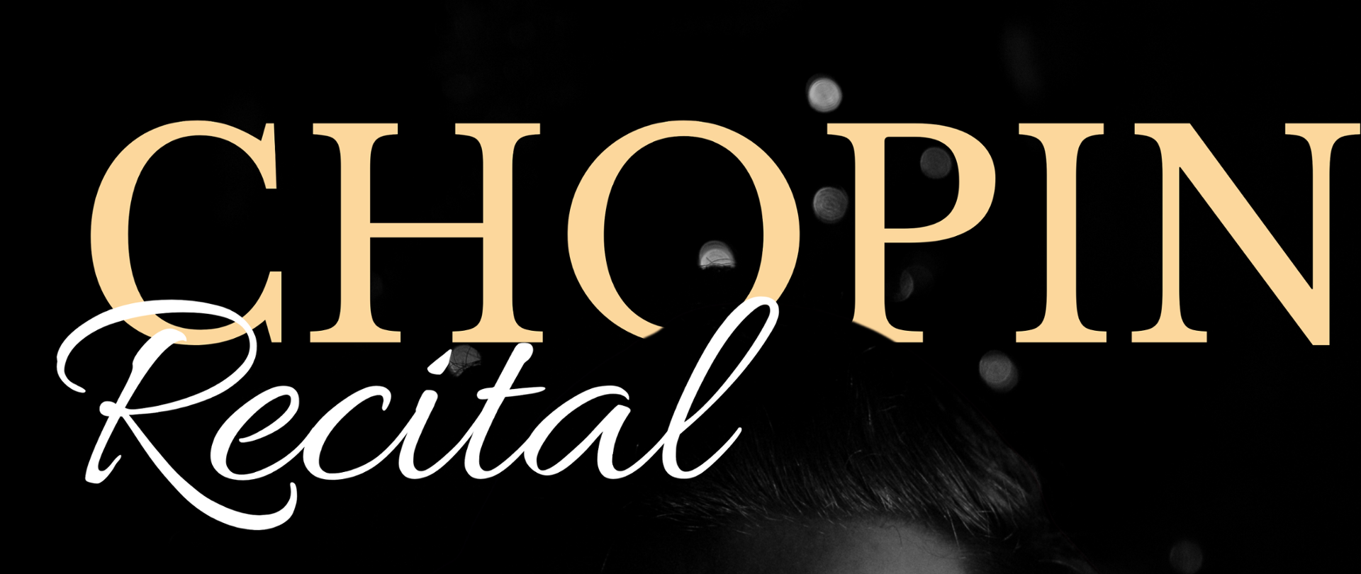 U góry zdjęcia na czarnym tle widnieje napis Chopin Recital. W środkowej części na tle zdjęcia artysty Roberta Sęka podane zostało jego Imię i Nazwisko oraz program koncertu. W dolnej części zdjęcia zamieszczono datę, godzinę i miejsce wydarzenia. W prawym dolnym rogu widnieje logo szkoły.