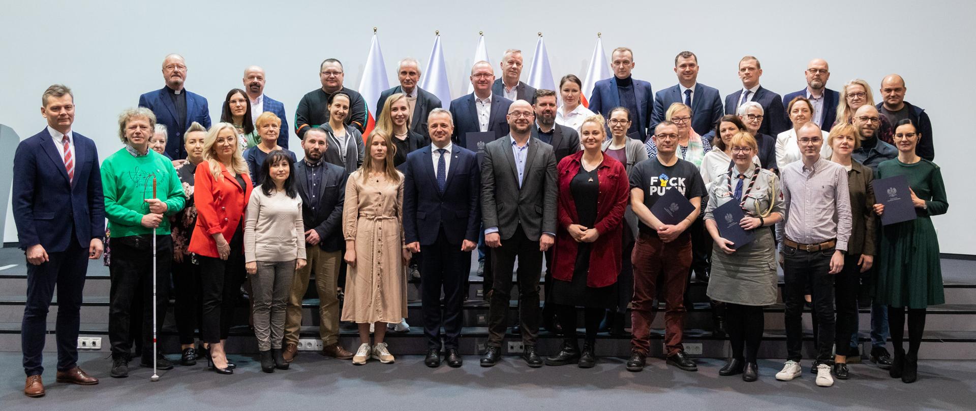 Wiele osób pozujących do wspólnego zdjęcia