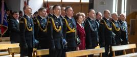 Na zdjęciu widoczni strażacy Państwowej Straży Pożarnej, druhowie Ochotniczych Straży Pożarnych, zaproszeni goście, poczty sztandarowe w kościele Matki Bożej Nieustającej Pomocy w Gorlicach uczestniczący w mszy świętej z okazji Dnia Strażaka 2023.