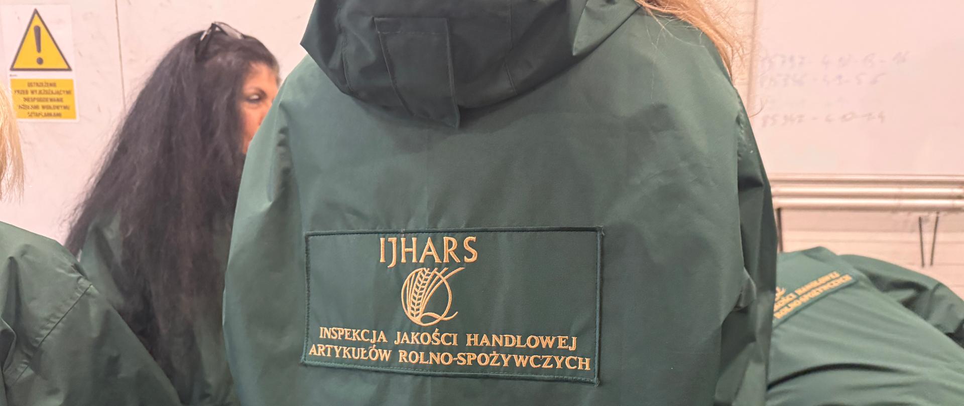  Inspektorzy podczas kontroli ryby w terminalu