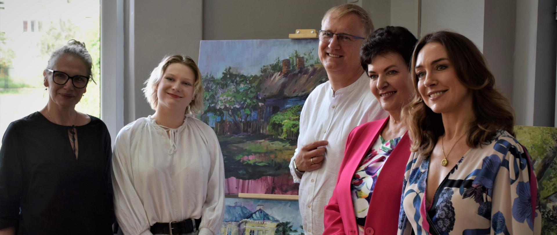 Na zdjęciu uczennica, która zdobyła główną nagrodę wśród nauczycieli