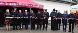 Uczestnicy uroczystości przecinają wstęgę