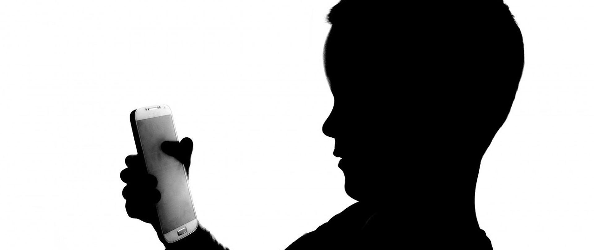 baner - dziecko z telefonem w dłoni