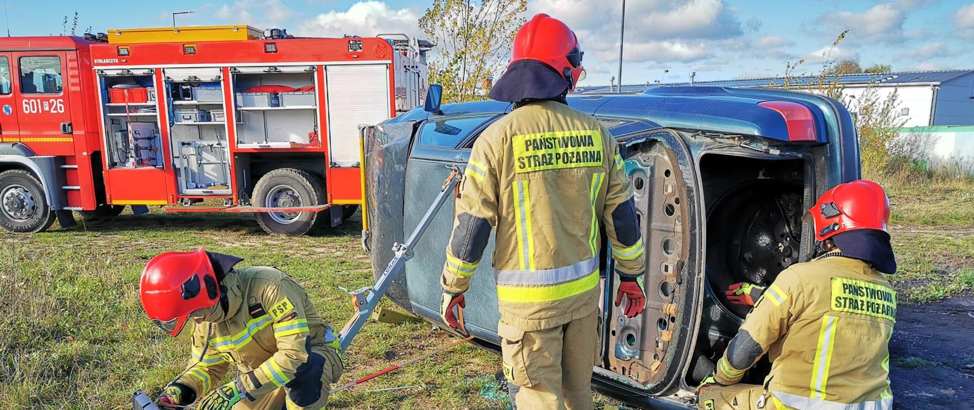 Na zdjęciu widać ratowników podczas ćwiczeń.