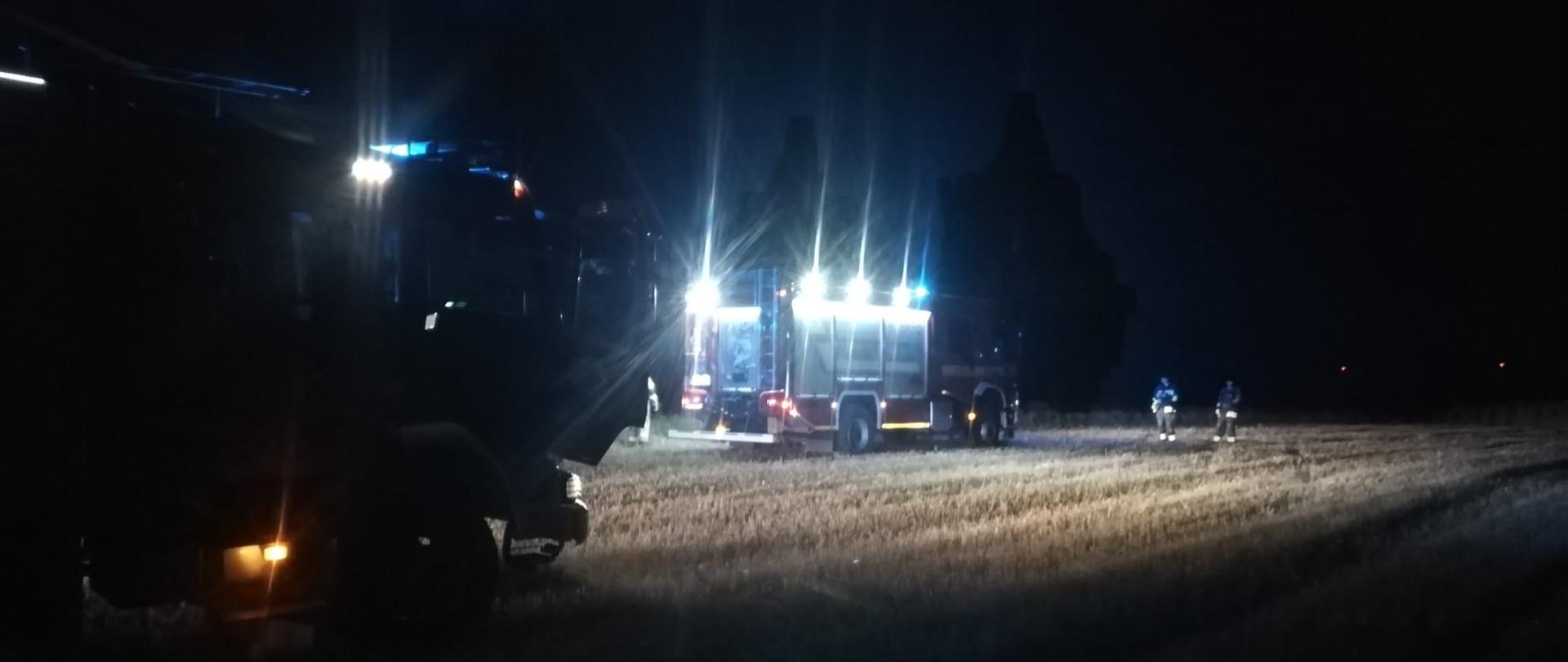 zdjęcie samochody strażackie w nocy