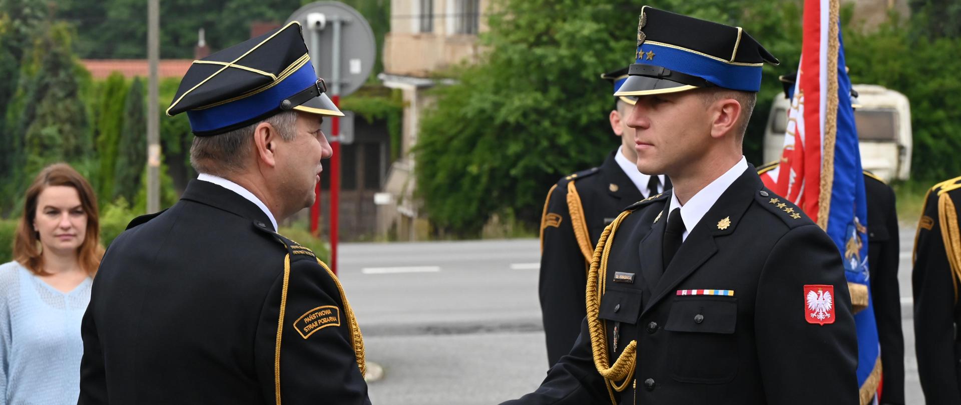 Komendant składa gratulacje nowemu zastępcy dowódcy jednostki