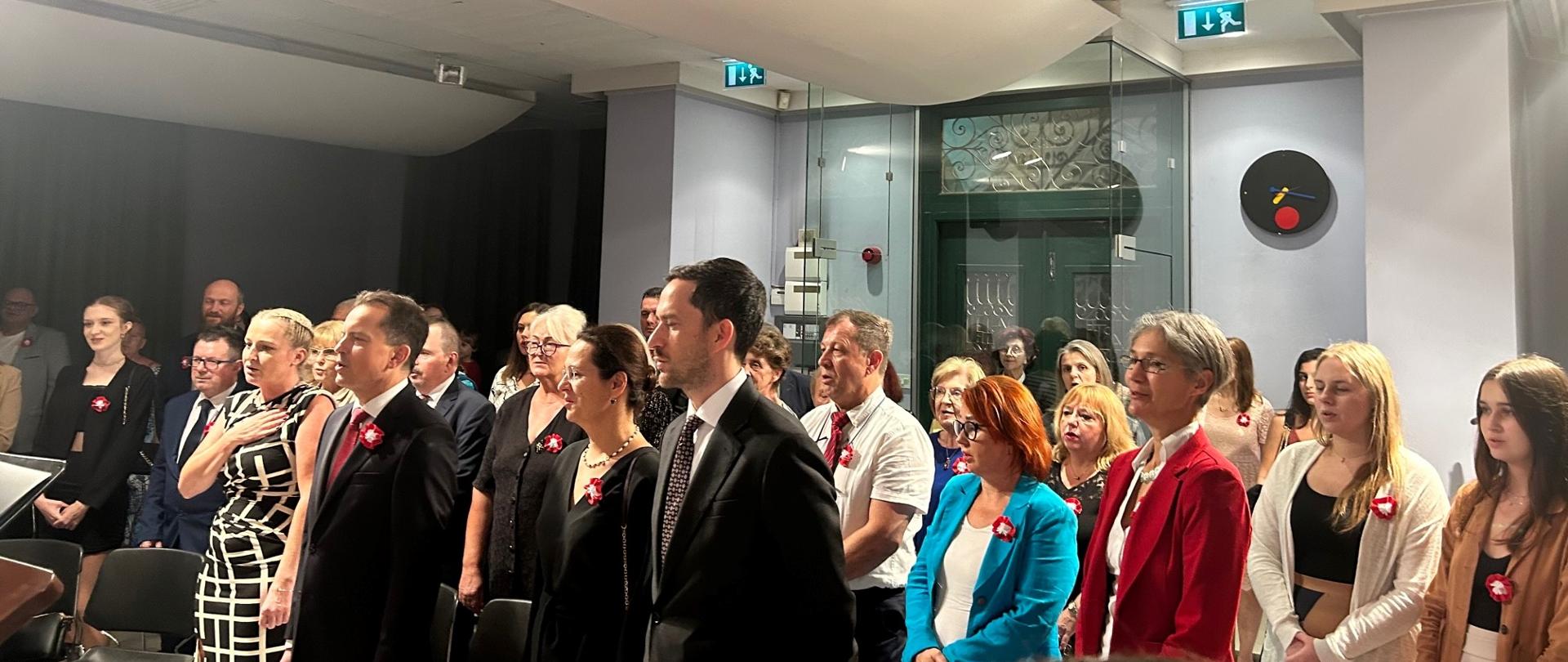 Polonia śpiewa Mazurka Dąbrowskiego 