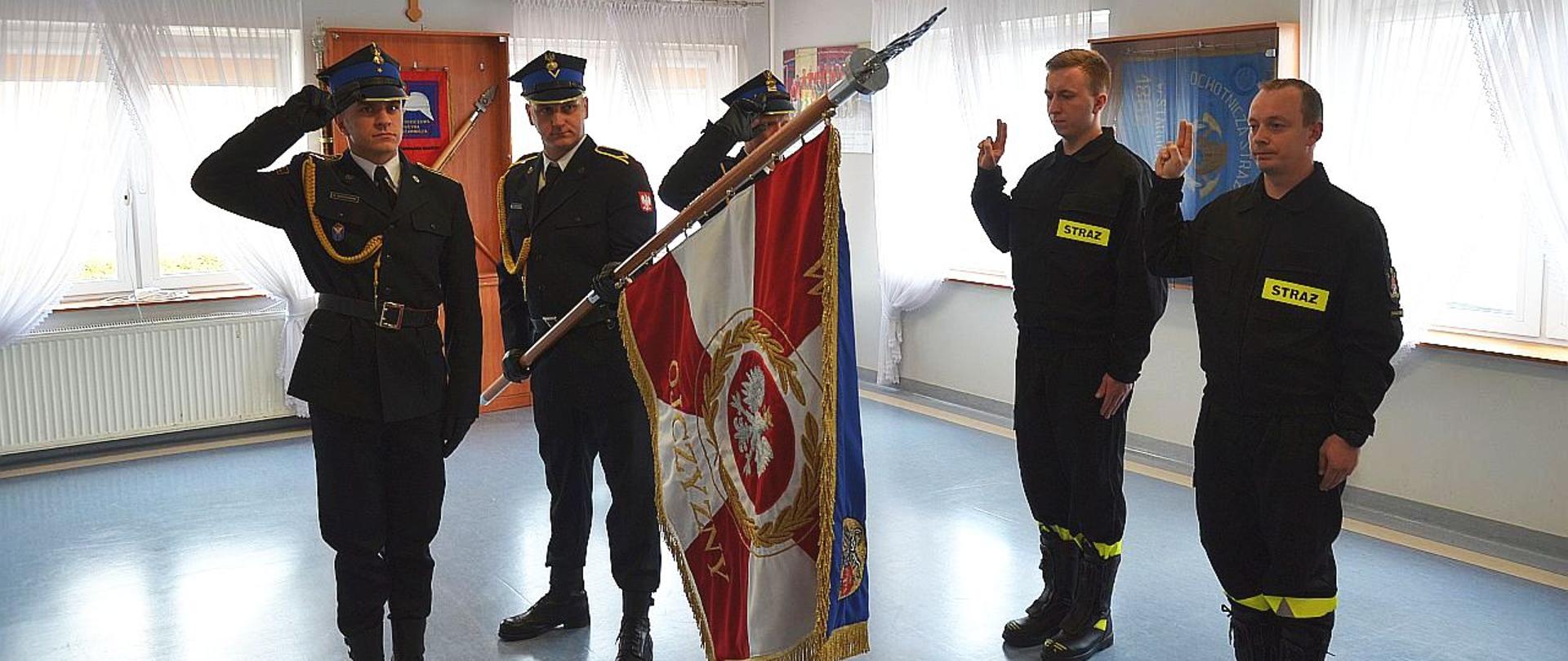 Na zdjęciu widać 2 strażaków ślubujących na sztandar Komendy, poczet sztandarowy