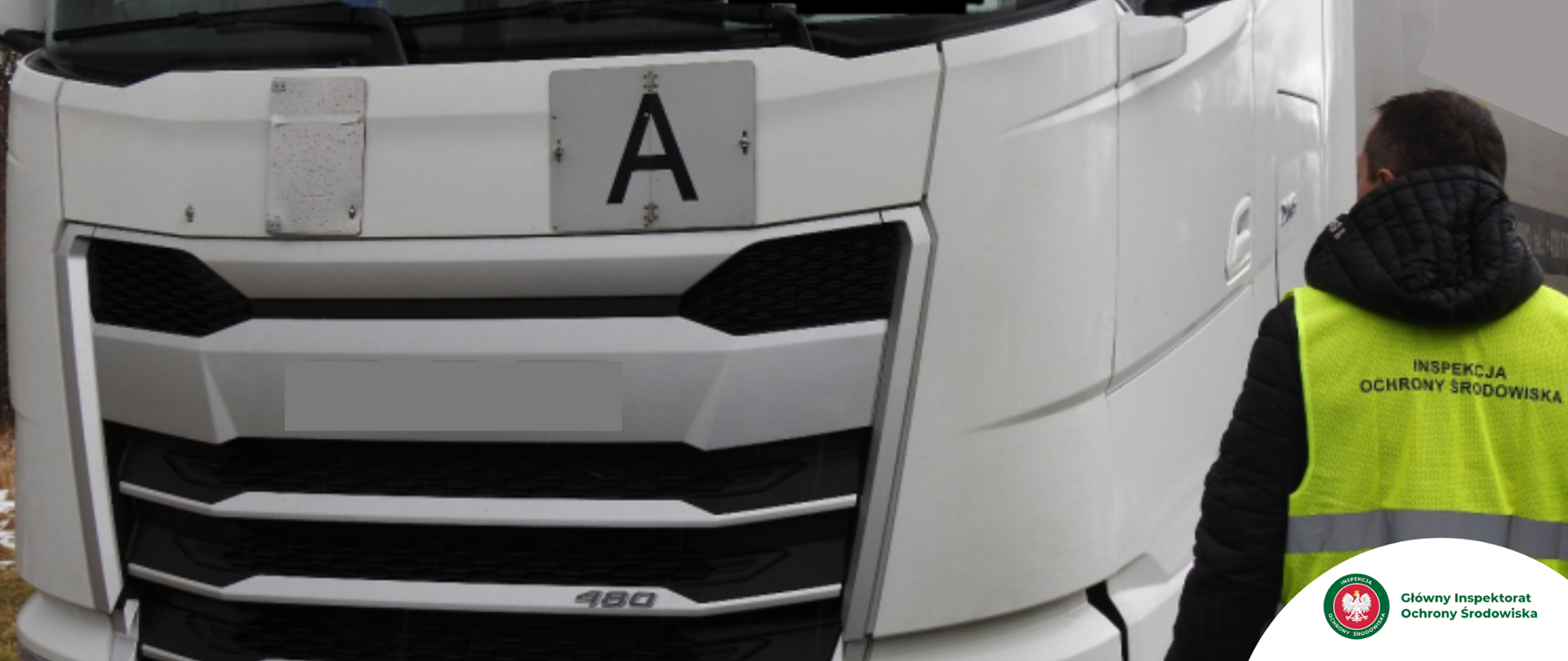 Inspektor kontrolujący nielegalny transport odpadów