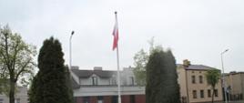 Zdjęcie przedstawia flagę powiewająca na maszcie przed KP PSP w Kole