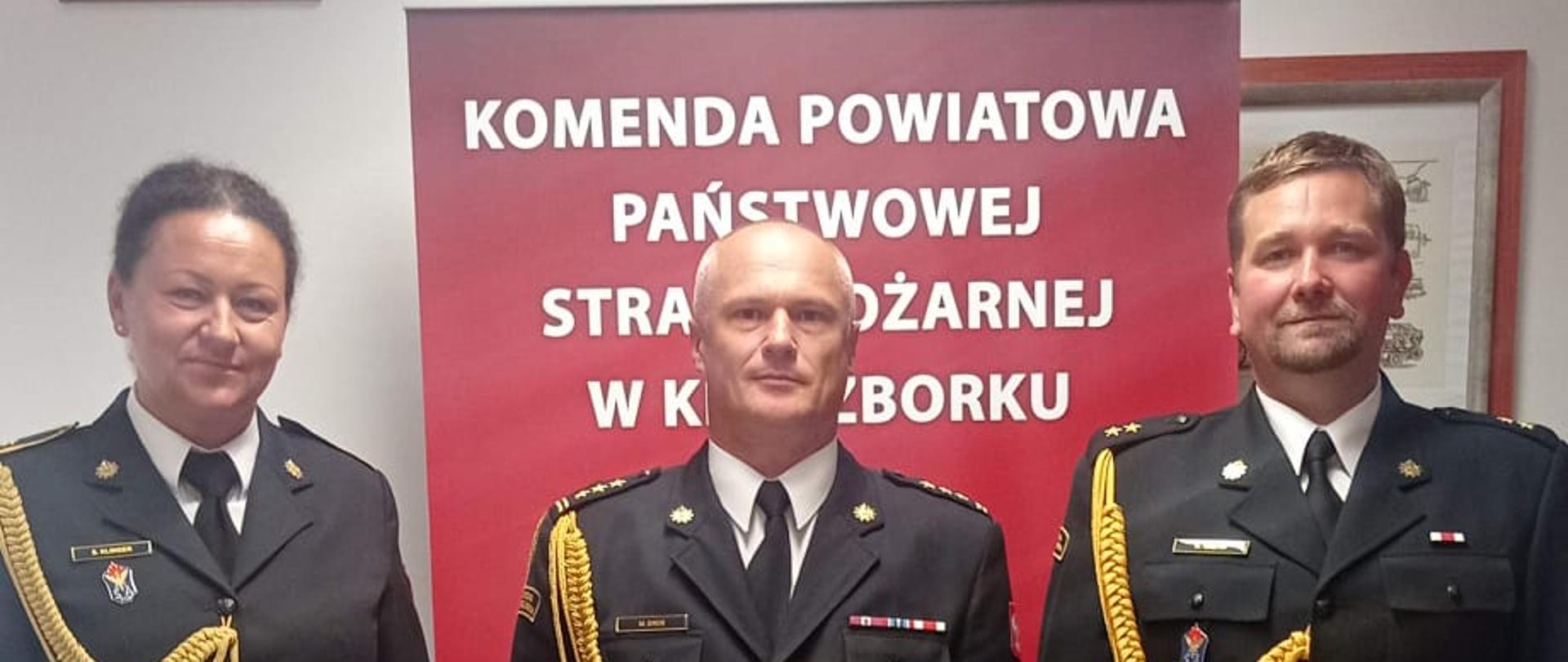 Strażacy w umundurowaniu wyjściowym podczas mianowania na stanowisko 