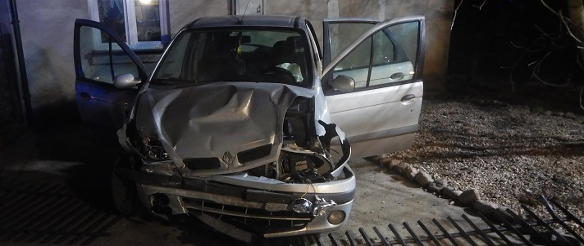 Zdjęcie przedstawia samochód osobowy po wypadku drogowym