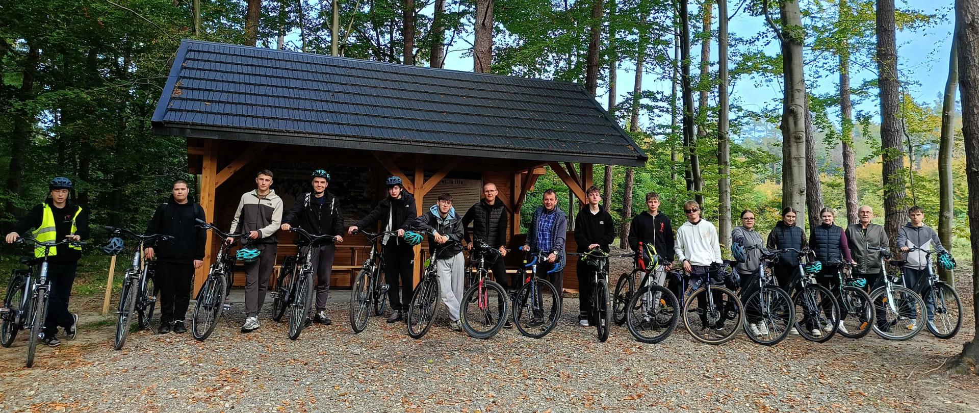 Zdjęcie przedstawia grupę uczestników rajdu stojących przy rowerach