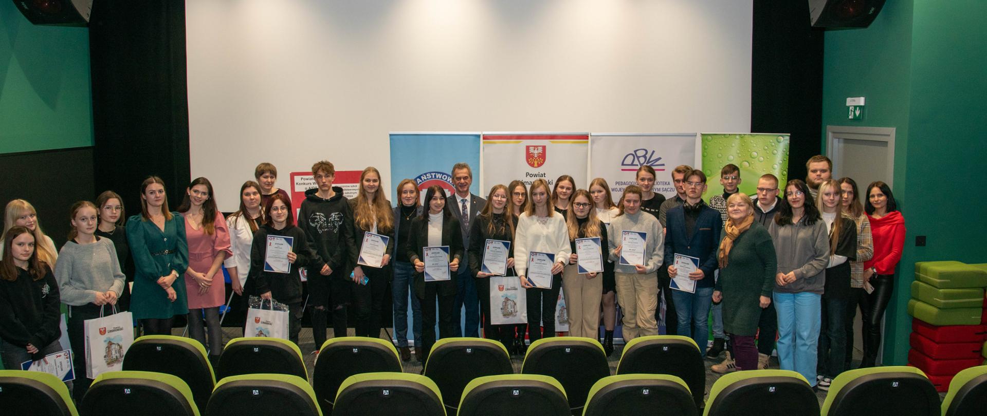 na zdjęciu znajduje się grupa uczniów - ucestników konkursu ich opiekunów oraz organizatorzy konkurus