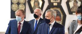 Wojewoda, minister i dyrektor muzeum w Międzyrzeczu oglądają portrety trumienne