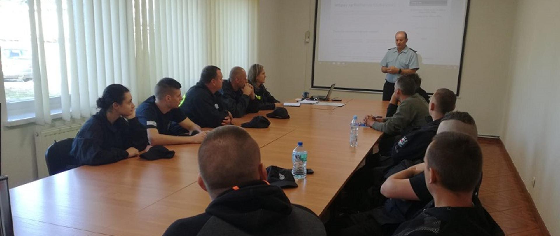 Zdjęcie z rozpoczęcia szkolenia podstawowego OSP w KP PSP Świdwin