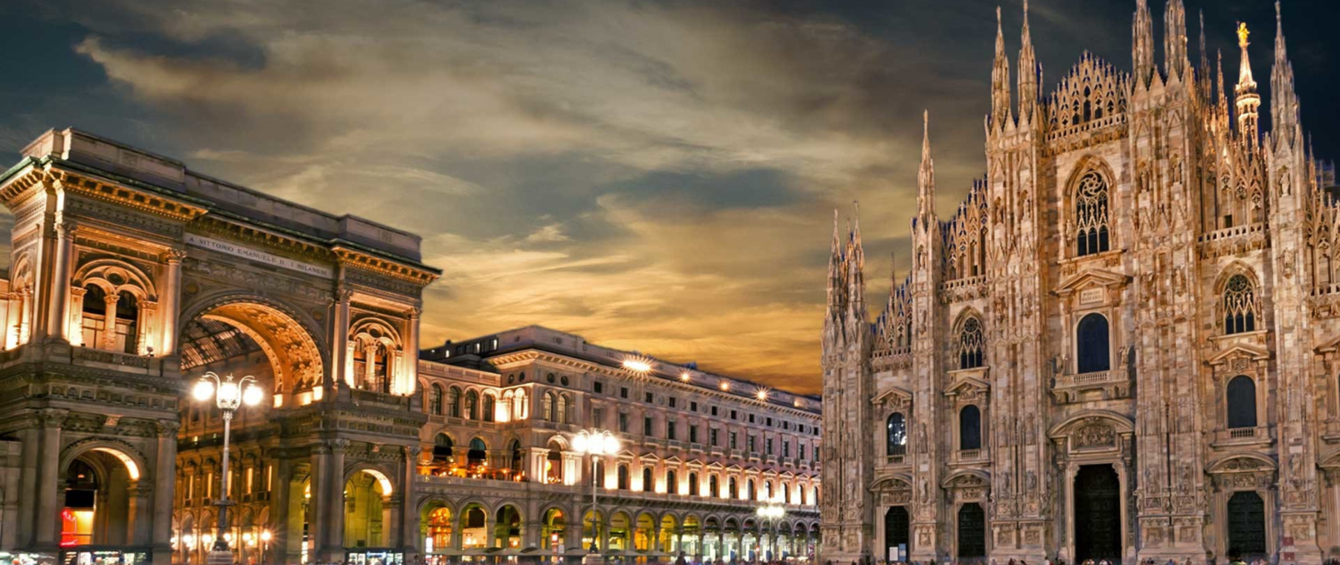 Widok placu z katedrą w Mediolanie nocą