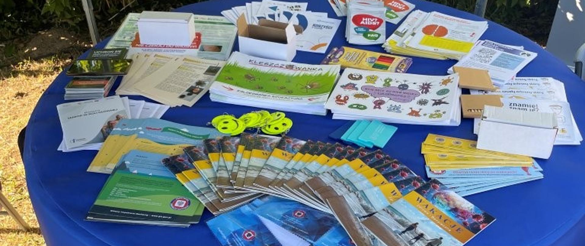 Materiały edukacyjno-informacyjne rozłożone na nadmuchanym stole na naszym stoisku
