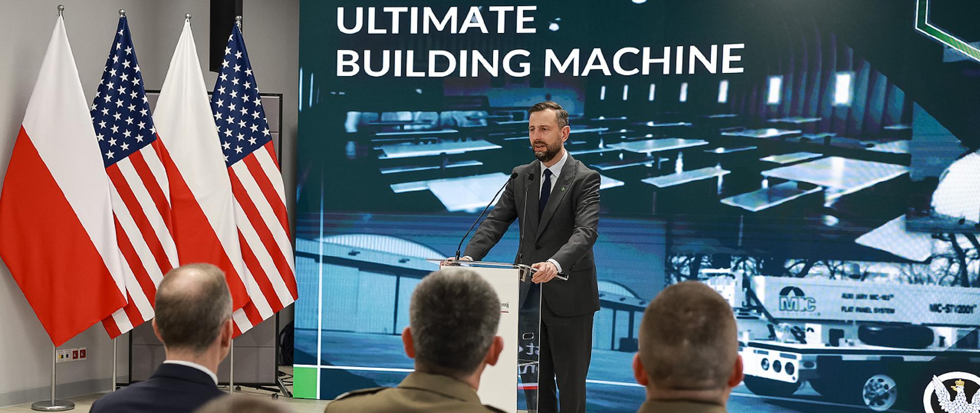 10 marca 2025 r. w Warszawie, wicepremier - minister obrony narodowej Władysław Kosiniak–Kamysz oraz sekretarz stanu MON Cezary Tomczyk, wzięli udział w prezentacji pozyskiwanego przez Siły Zbrojne RP systemu do szybkiej budowy obiektów infrastrukturalnych UBM (Ultimate Building Machine). W spotkaniu uczestniczyli także Charge d'Affaires ambasady Stanów Zjednoczonych w Polsce Daniel Lawton oraz wiceprezes M.I.C Industries - producenta UBM - Miles A. Penland. Fot. Krzysztof Gumul/WCEO