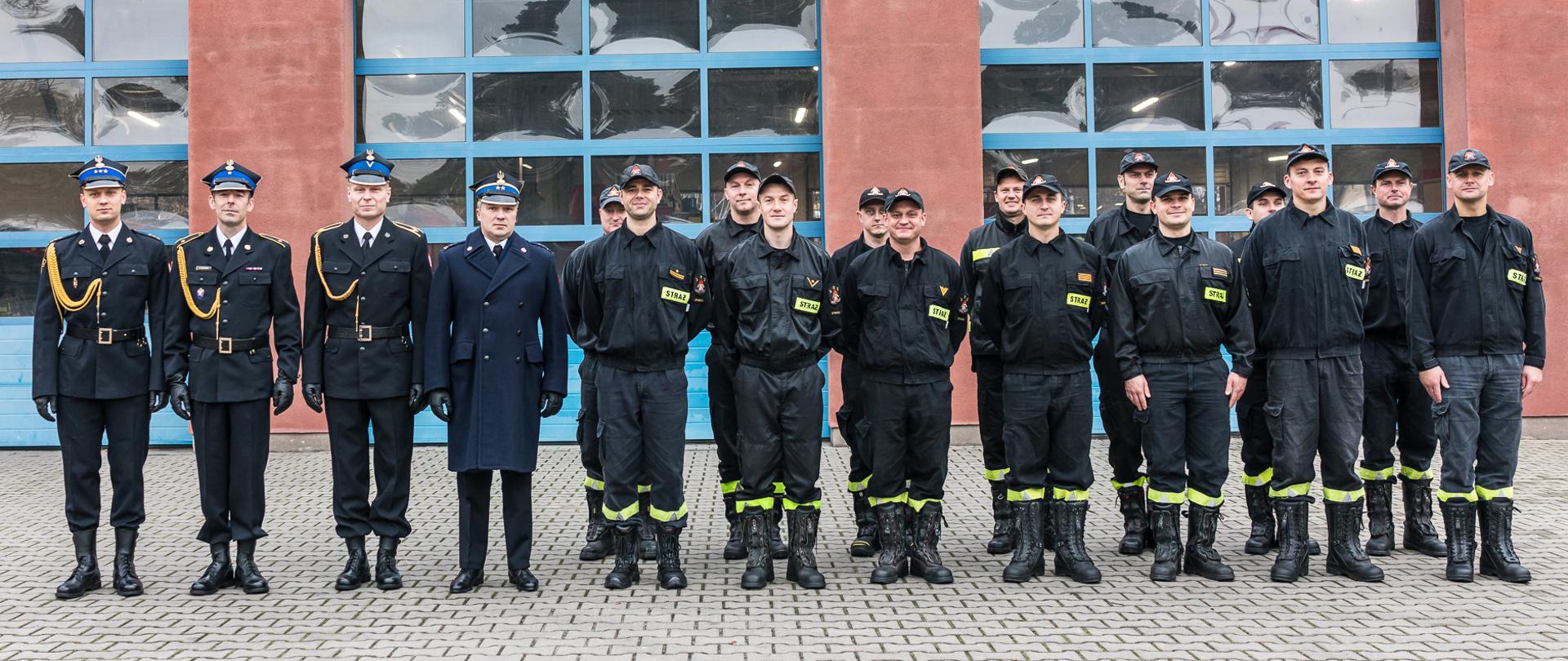 Na zdjęciu zmiany służbowe oraz zastępca komendanta powiatowego na tle budynku komendy powiatowej.