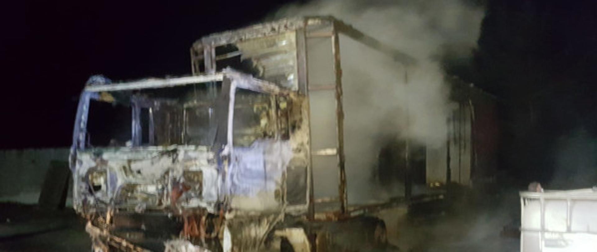 Pożar dwóch samochodów ciężarowych w Białym Borze.
